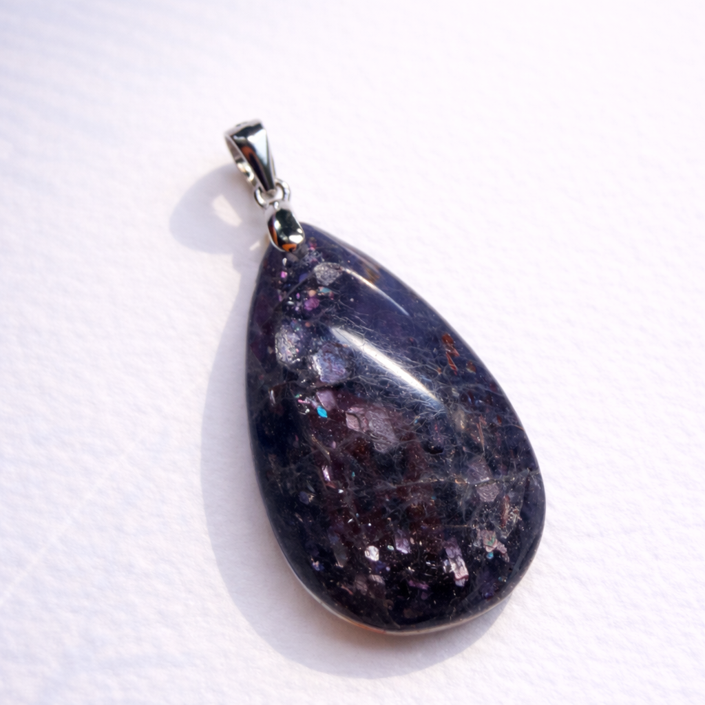 極上ブラッドショット アイオライト｜オーバルカット（中）ペンダント シルバー925（チェーン別売）